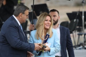 Ζήνα Κουτσελίνη: Φόρεσε το deux pieces του καλοκαιριού - Με μακριά φούστα, cropped top και κοφτό κέντημα - εικόνα 4