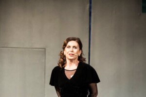 Ευγενία Μανωλίδου: Η εμφάνιση υπερπαραγωγή στο κέντρο με λευκό παλτό και πολυτελείς γόβες - εικόνα 5