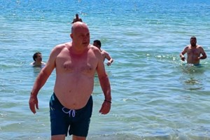 Βόλος: Aμανέδες και τραγούδια από τον Αχιλλέα Μπέο και την παράταξή του στο δημοτικό συμβούλιο [βίντεο]