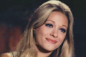 Ρετρό κλικ: Η Νόρα Βαλσάμη στην αγκαλιά του συζύγου της, Ερρίκου Ανδρέου - Το τρυφερό στιγμιότυπο