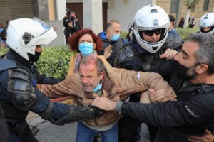 Ένταση στη Θεσσαλονίκη: Αντεξουσιαστές και φοιτητές με κράνη και ρόπαλα στο ΑΠΘ - Κινητοποίηση της αστυνομίας [Βίντεο-Εικόνες]