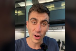 Απίστευτο: Ο ευρωβουλευτής Φειδίας και ο Αλέξανδρος Κοψιάλης έβαζαν νεαρούς να μασάνε γόπα τσιγάρου για 50 ευρώ [βίντεο]