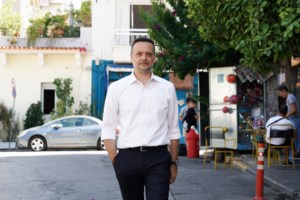 Και όμως την είπε: Ο Χάρης Δούκας θα φτιάξει άγαλμα προς τιμήν της ανώνυμης οδοκαθαρίστριας