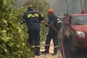 Φωτιά στην Αττική: Απανωτές εκρήξεις σε επιχείρηση οικοδομικών υλικών στα Βριλήσσια [βίντεο]