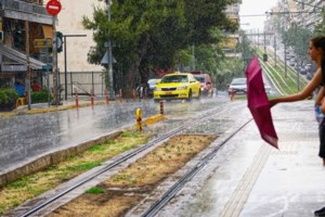 "Άνοιξαν" οι ουρανοί: Έντονη βροχόπτωση σε Σπάτα, Παλλήνη, Μαρκόπουλο και Κάντζα - Ερχεται στην Αθήνα [βίντεο] - εικόνα 2