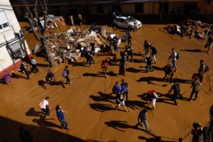 Απίστευτες εικόνες από πλημμύρες και στη Βαρκελώνη: Βούλιαξε στο νερό το αεροδρόμιο, λίμνες έγιναν οι αυτοκινητόδρομοι