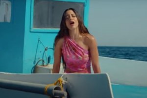 Η στιγμή που η Μαρίνα Σάττι βάζει σε συναυλία της παιδιά που δεν είχαν να πληρώσουν εισιτήριο [βίντεο]