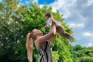 Η Λάουρα Νάργες "ξεναγεί" τον γιο της στη γειτονιά που μεγάλωσε - Ταξίδι στη Γερμανία