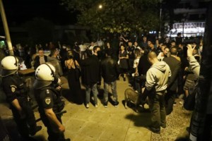 Γέμισαν από κόσμο οι πλατείες της Αθήνας - Ανησυχία ενόψει Σαββατοκύριακου [Εικόνες + Βίντεο] - εικόνα 7