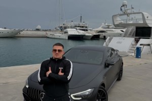 Ο 25χρονος τράπερ  που συνελήφθη με κλεμμένο όχημα τελούσε σε κατ’ οίκον περιορισμό με βραχιολάκι