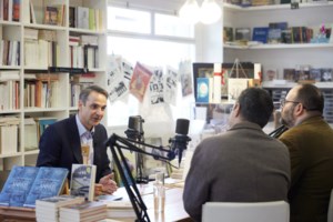 Η βόλτα Μητσοτάκη στην Θεσσαλονίκη: Τσουρέκι από τον Τερκενλή και φανέλα με το όνομά του [εικόνες] - εικόνα 3