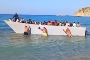 Γαύδος: Νέα εκδοχή για το βίντεο με τους μετανάστες - "Τους βοηθήσαμε να φτάσουν στο λιμάνι, δεν τους διώξαμε"