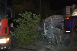 Σοβαρό τροχαίο με δύο νεαρά παιδιά στην Κηφισίας - Το ΙΧ σύρθηκε δεκάδες μέτρα και χτύπησε σε κολώνα φωτισμού