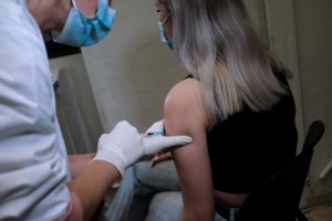 Ελληνική έρευνα για το εμβόλιο Pfizer και τη μετάλλαξη Δέλτα: Τα 3 συμπεράσματα