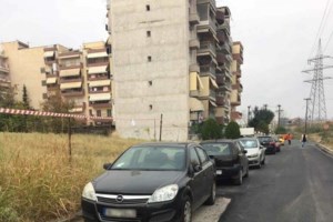 Ασφαλτόστρωση για... βραβείο στην Ηλεία: Άφησαν τις κολώνες της ΔΕΗ στη μέση του δρόμου [εικόνες]