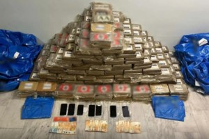 Οικογένεια "βαρόνων" με ναρκωτικά στη Θεσσαλονίκη: Σκόπευαν να διακινήσουν 580 κιλά κοκαΐνης - Με σβάστικες τα πακέτα - εικόνα 3