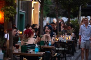 Πάρος: Εξι 18χρονοι θετικοί στον κορονοϊό έμειναν για ώρες χωρίς βοήθεια σε υπαίθριο πάρκινγκ