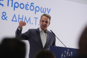 Επίσκεψη Μητσοτάκη σε μπλόκο της Τροχαίας στη Σταδίου: Έκανε αλκοτέστ για να δει πως γίνεται