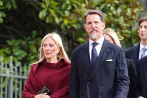 Χρυσή Βαρδινογιάννη: Ανανεωμένη και πολύ λαμπερή με έξωμο little black dress και clasp bag Celine - εικόνα 4