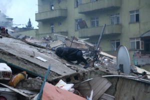 Σεισμός στην Τουρκία: Δημοσιογράφος του CNN Turk σπάει το τσιμέντο κτιρίου με τα χέρια [βίντεο] - εικόνα 2