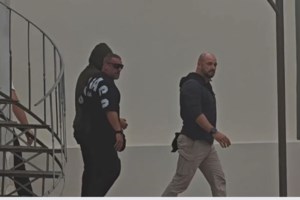 Γλυφάδα: "Ο διάολος τον έβαλε να το κάνει. Είμαι χάλια" – Τι λέει η μητέρα του 46χρονου εμπρηστή