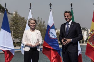 Bloomberg: Πρόταση της ΕΕ να λήγει στους εννέα μήνες το πιστοποιητικό εμβολιασμών για τα ταξίδια