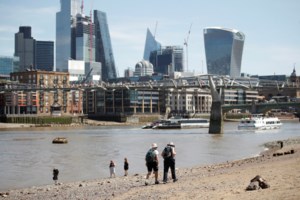 Ο πανικός λόγω της ξηρασίας καταβάλλει τους Βρετανούς: Αδειάζουν τα ράφια από τα εμφιαλωμένα νερά [εικόνες, βίντεο] - εικόνα 4