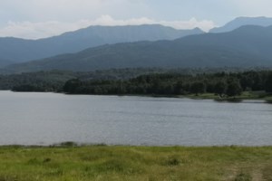 Στη λίμνη Πλαστήρα θα υψωθεί σήμερα η μεγαλύτερη ελληνική σημαία - Με δύο αερόστατα