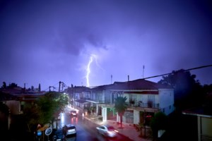Προ των πυλών η κακοκαιρία Μπάλλος με καταιγίδες και κατακόρυφη πτώση θερμοκρασίας - Μικρή βελτίωση σήμερα