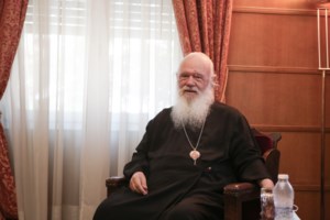 Ασυνόδευτα προσφυγόπουλα - Επίθεση της κυβέρνησης στον ΣΥΡΙΖΑ: Υιοθετεί και υποδαυλίζει χυδαιότητες