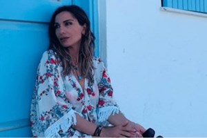 Η Βανδή με την κόρη της, Μελίνα, ποζάρουν φορώντας τα μαγιό τους στην παραλία [εικόνα]