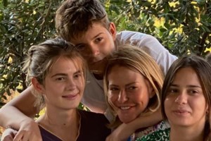 Τζένη Μπαλατσινού: Ξυπόλητη στην Πάτμο με wet look και πράσινο φλοράλ φόρεμα - εικόνα 5