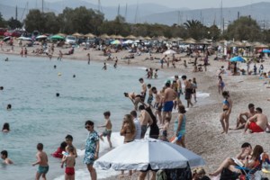 Πατείς με πατώ σε στις παραλίες: Δεν άντεξαν οι Αθηναίοι τη ζέστη και πλημμύρισαν τις θάλασσες [Εικόνες] - εικόνα 3