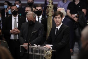 Η πομπή με τη σορό της Φώφης Γεννηματά έφθασε έξω από τη Βουλή - εικόνα 7