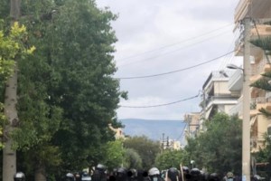 Kolonos hooligans: Βίντεο - σοκ με τη σκληρή συμμορία ανηλίκων να ξυλοκοπεί με μανία τα θύματά της