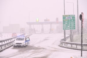 Κακοκαιρία Barbara: Προβλήματα σε όλη την Εύβοια - Κλειστή η γέφυρα Χαλκίδας, απαιτούνται παντού αλυσίδες