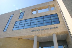 Λαμία: Αγριο ξύλο με κλωτσιές και μπουνιές μεταξύ Ρομά σε κεντρική πλατεία  - Τον χτύπησε στο κεφάλι με σίδερο