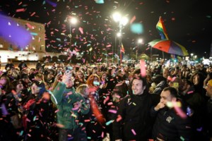 Γάμος ομόφυλων: Αγκαλιές, καρδούλες και δάκρυα χαράς στη Βουλή - Ποιοι παρακολούθησαν την ιστορική ψήφιση από τα θεωρεία - εικόνα 13