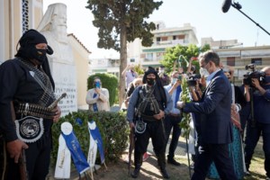Μητσοτάκης: Η αντίδρασή του με ανεμβολίαστη ηλικιωμένη και ο... διάλογος με πιτσιρικά για τα self test στην Καλαμαριά - εικόνα 3