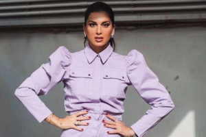 Πόπη Τσαπανίδου: Εντελώς άβαφη, συνδύασε τη μίνι denim φούστα της με φαρδύ μαύρο σακάκι - εικόνα 10