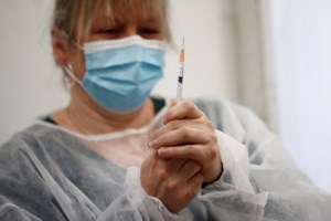 Συγκινεί ζευγάρι Βρετανών: Κόλλησαν κορονοϊό και παντρεύτηκαν στο νοσοκομείο πριν εκείνος διασωληνωθεί [εικόνες] - εικόνα 2