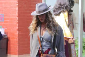 Σάρα Τζέσικα Πάρκερ: Εμφανίστηκε φορώντας δύο διαφορετικά παπούτσια και ήταν σούπερ στιλάτη - εικόνα 6