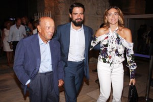 Cozy ρούχα και ένα τζάκι: Η Μαριάννα Γουλανδρή Λαιμού ποζάρει με κόκκινο μίνι πλεκτό φόρεμα μπροστά στο τζάκι της - εικόνα 4