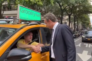 Viral ο 70χρονος Έλληνας ταξιτζής στη Νέα Υόρκη που "διδάσκει" μπάσκετ - Σκοράρει από παντού [βίντεο]