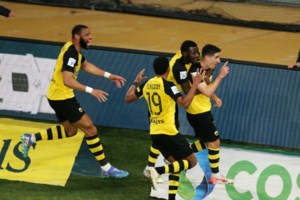 Super League: "Χόρευε" στη βροχή ο Ολυμπιακός στις Σέρρες (4-0) – Αγχωτική νίκη για τον Παναθηναϊκό με τον Βόλο (2-1)
