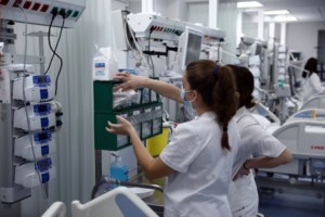 Χαμός στα φαρμακεία λόγω γρίπης: Αυξάνονται τα κρούσματα, σπεύδουν να κάνουν το εμβόλιο