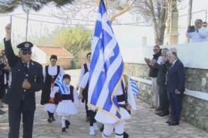 Γαύδος: Συγκίνηση για τα δύο μικρά παιδιά του νησιού που παρήλασαν κρατώντας τη σημαία - Βίντεο - εικόνα 2
