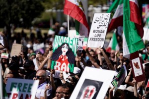 Ιράν: Αστυνομικοί πυροβολούν σχεδόν εξ επαφής - Σκηνές απίστευτης σκληρότητας στις επιχειρήσεις καταστολής [βίντεο]