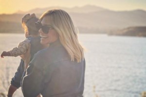 Ιωάννα Μαλέσκου: Στιλάτη στην Εκάλη με casual look - Το wide leg denim που συνδύασε με navy μπλέιζερ - εικόνα 5