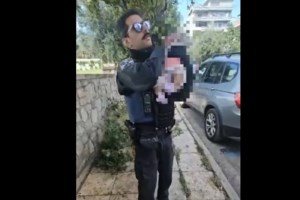 Άλιμος: Παράνομη αγοραπωλησία βρέφους ερευνούν οι Αρχές - Υπάρχει βίντεο με άντρα να παίρνει το μωρό από τη γιαγιά του [βίντεο] - εικόνα 6